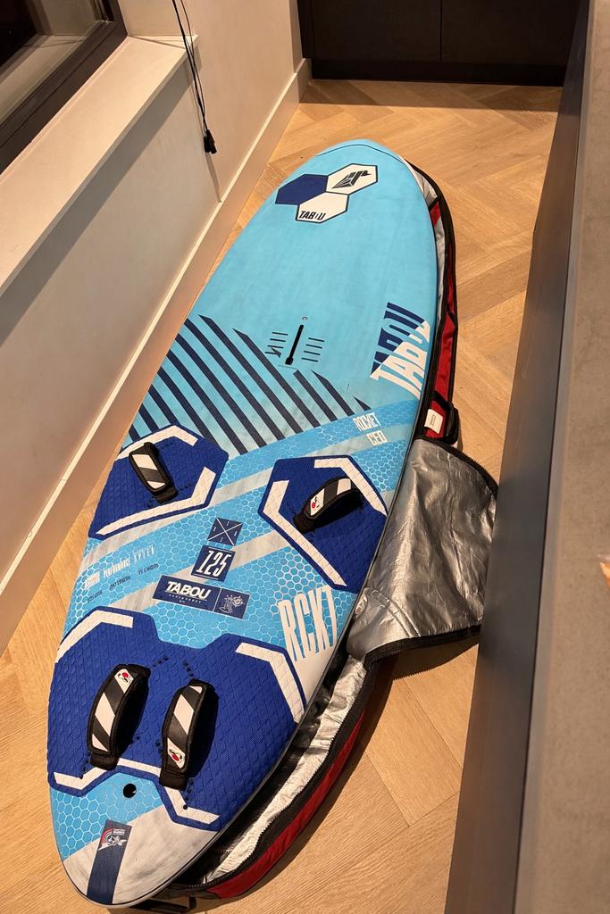 Tabou Rocket 125L Windsurfboard - Nieuwstaat, Minder dan 250 cm, Ophalen of Verzenden, Zo goed als nieuw, Met vin(nen)