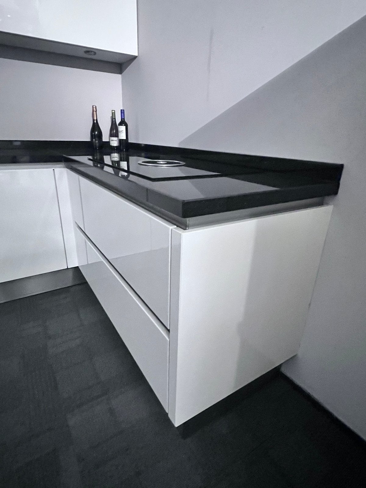 Foto 8 van Puntgave Siematic keuken met bora en zwart granieten blad.