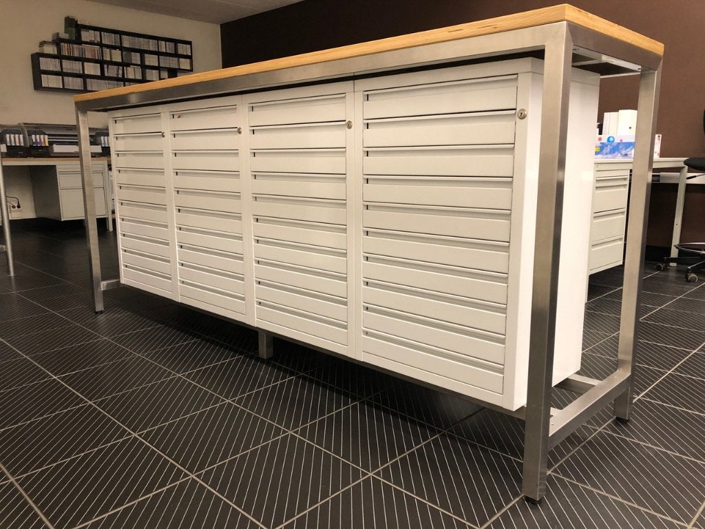 Werktafel met ladeblokken, Gebruikt, 5 laden of meer, 100 tot 150 cm, 200 cm of meer