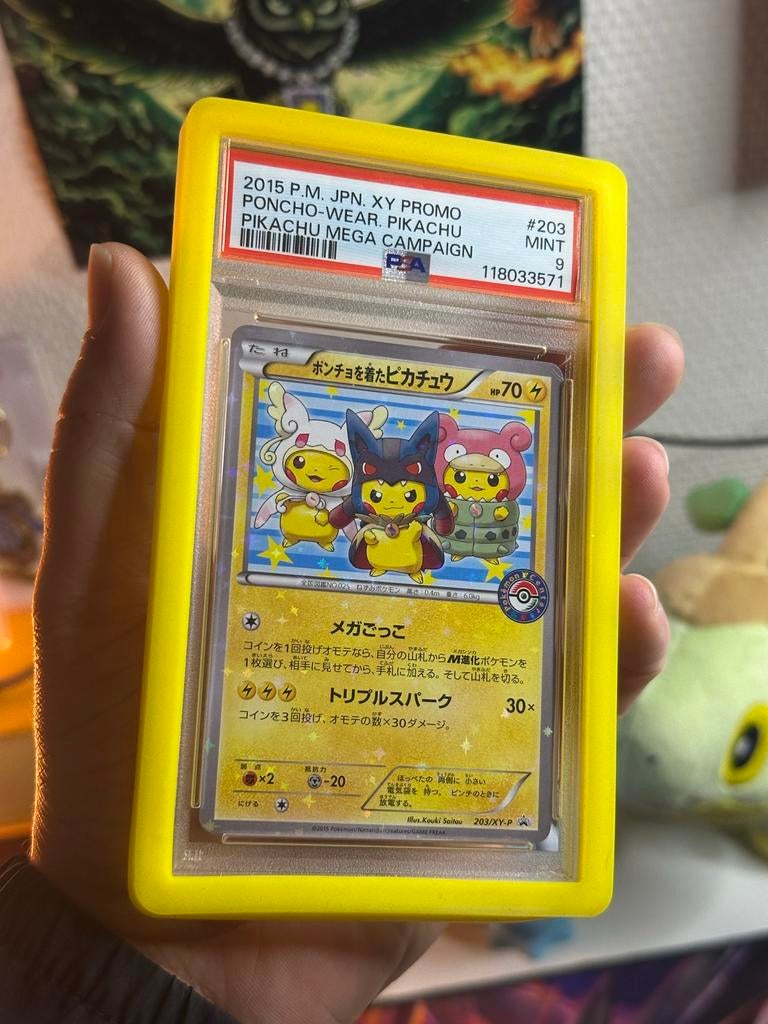 Poncho-Wear “Pikachu” (MEGA CAMP / PSA 9) - Pokémon kaart, Ophalen of Verzenden, Zo goed als nieuw, Losse kaart