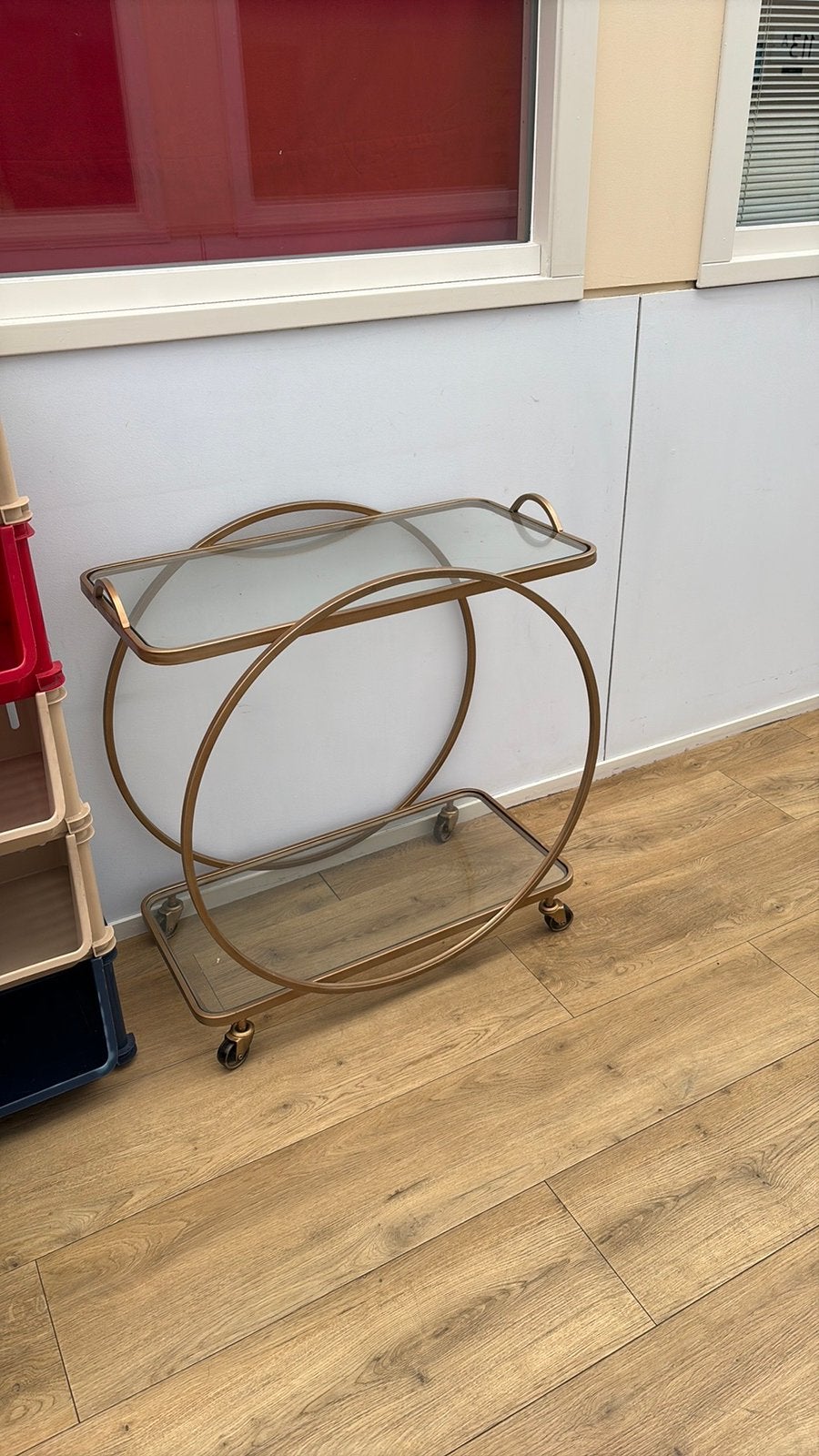 Glazen tafeltje op wieltjes met gouden lijstjes, Huis en Inrichting, Tafels | Bijzettafels, Minder dan 55 cm, Rond, Glas, Ophalen