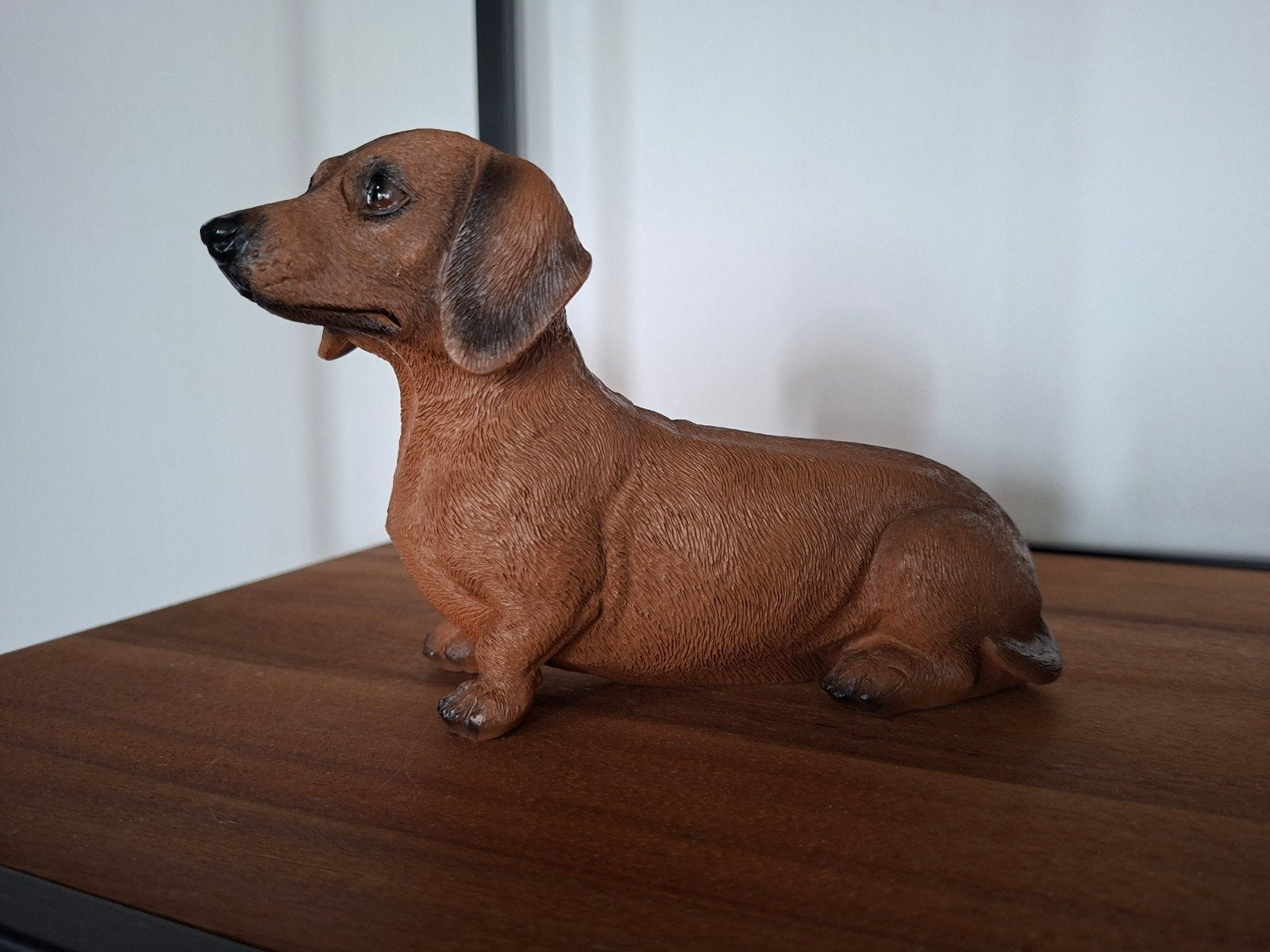 Mooi Teckel beeldje - 18 cm lang, Ophalen of Verzenden, Nieuw, Bruin, Kunststof