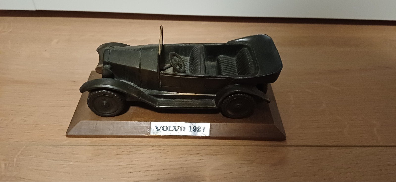 Volvo Jacob 1927 schaalmodel op houten sokkel, Hobby en Vrije tijd, Ophalen of Verzenden, Zo goed als nieuw, Overige typen