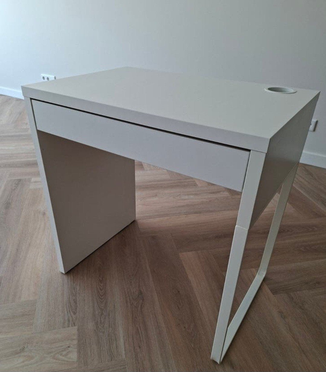 IKEA Micke Bureau Wit - Compact en Modern. Goede staat., Spaanplaat of MDF, Kabelgoot, Ophalen of Verzenden, Zo goed als nieuw
