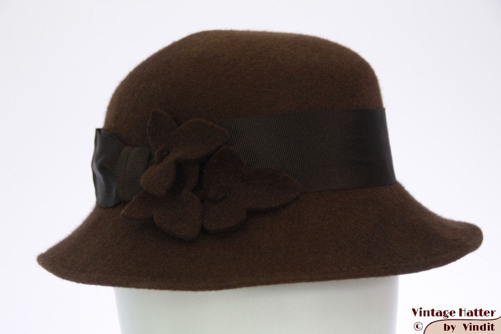 Vintage Dameshoed bruin vilt met vilten bloemen 55 = S - XS