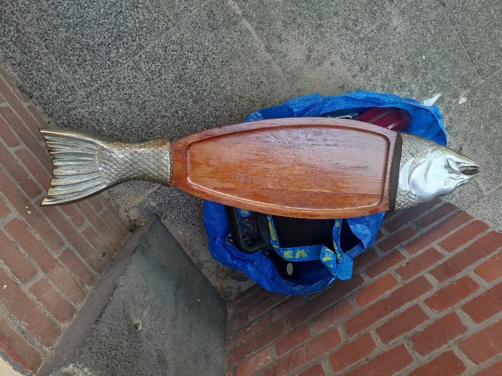 Houten schaal in zalmvorm met gegoten metalen kop en staart, Ophalen, Gebruikt, Schaal, Overige vormen