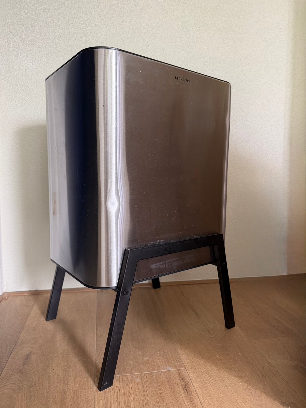 Klarstein Yuma prullenbak 30L met stijlvolle zwarte pootjes, Ophalen of Verzenden, Zo goed als nieuw, Rvs