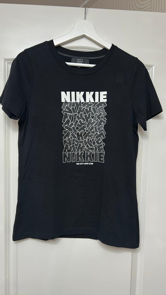 Super leuk zwart shirt van Nikkie Maat 34, Zwart, Ophalen of Verzenden, Zo goed als nieuw, Korte mouw