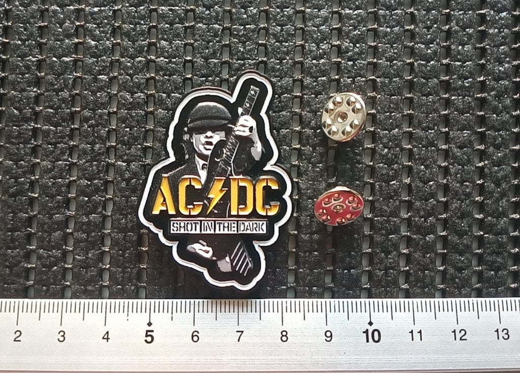Ac/Dc vrij  mooie 3d shaped speld pin badge shot in the dark, Verzenden, Nieuw, Overige typen