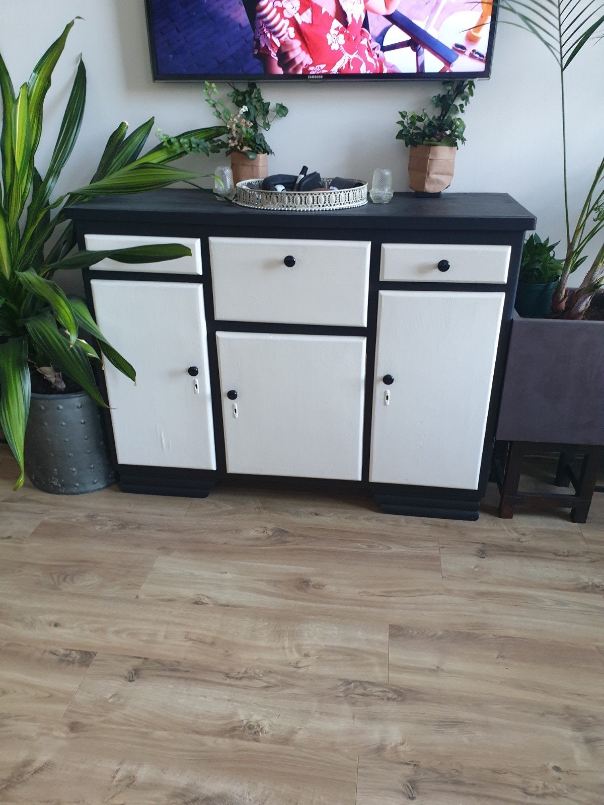 Stijlvol dressoir zwart/wit met lades en deuren, Huis en Inrichting, Gebruikt, 100 tot 150 cm, Ophalen of Verzenden, Modern, Tijdloos