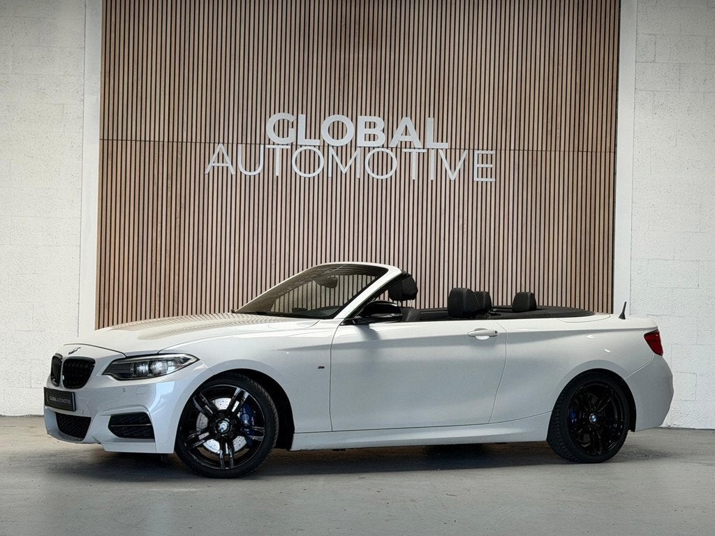 BMW 2-serie Cabrio M235i - AUTOMAAT - PARELMOER WIT - LEER -, Auto's, BMW, Achterwielaandrijving, Gebruikt, 1595 kg, 4 stoelen