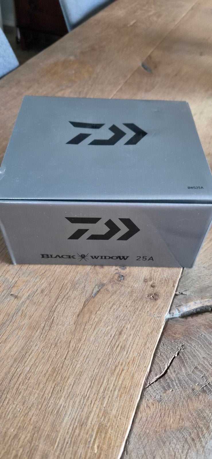 Daiwa Black Widow 25A Vismolen - Nieuw in Doos, Ophalen of Verzenden, Nieuw, Molen