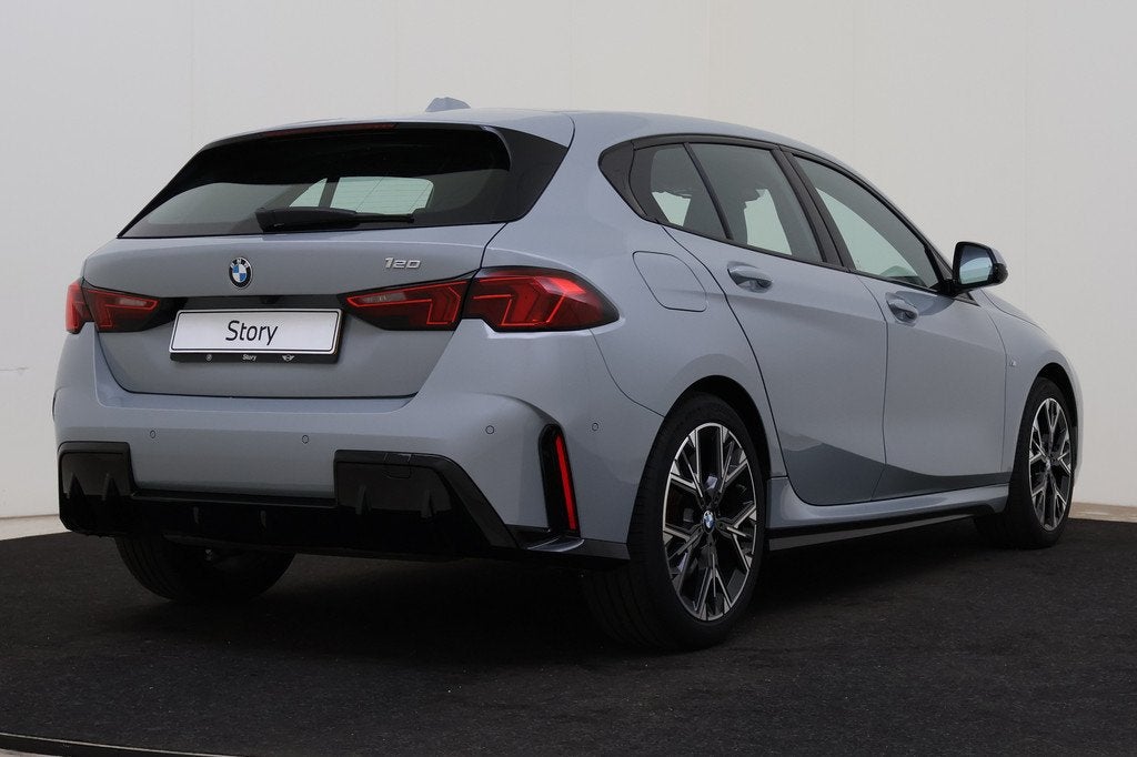 BMW 1 Serie 120 M Sport Automaat / Sportstoelen / Comfort Ac, Auto's, BMW, Gebruikt, 156 pk, Met garantie (alle), Origineel Nederlands