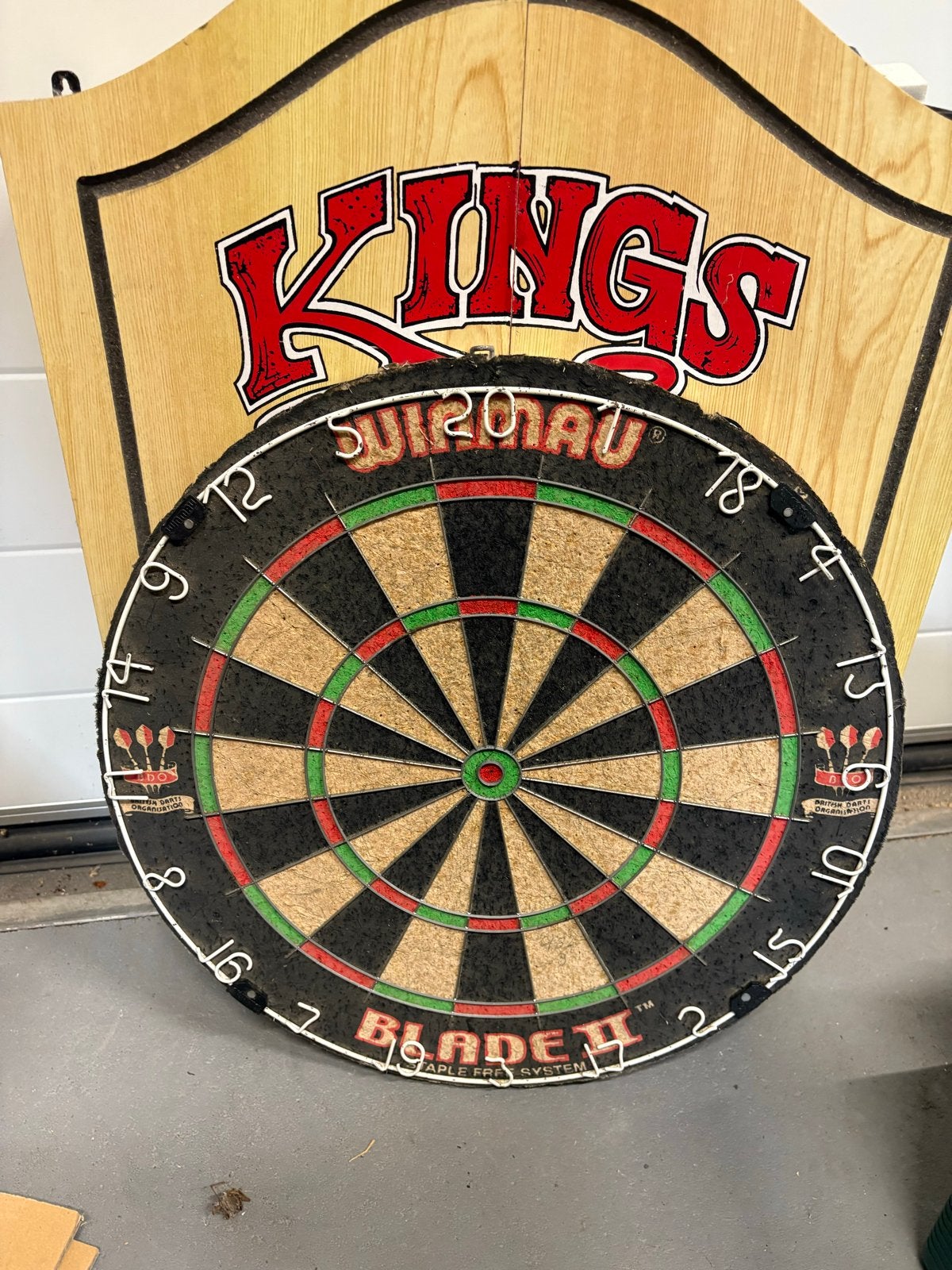 Dartbord in houten kast - Kings Head Pub & Lodging, Ophalen, Gebruikt, Dartbord met pijlen