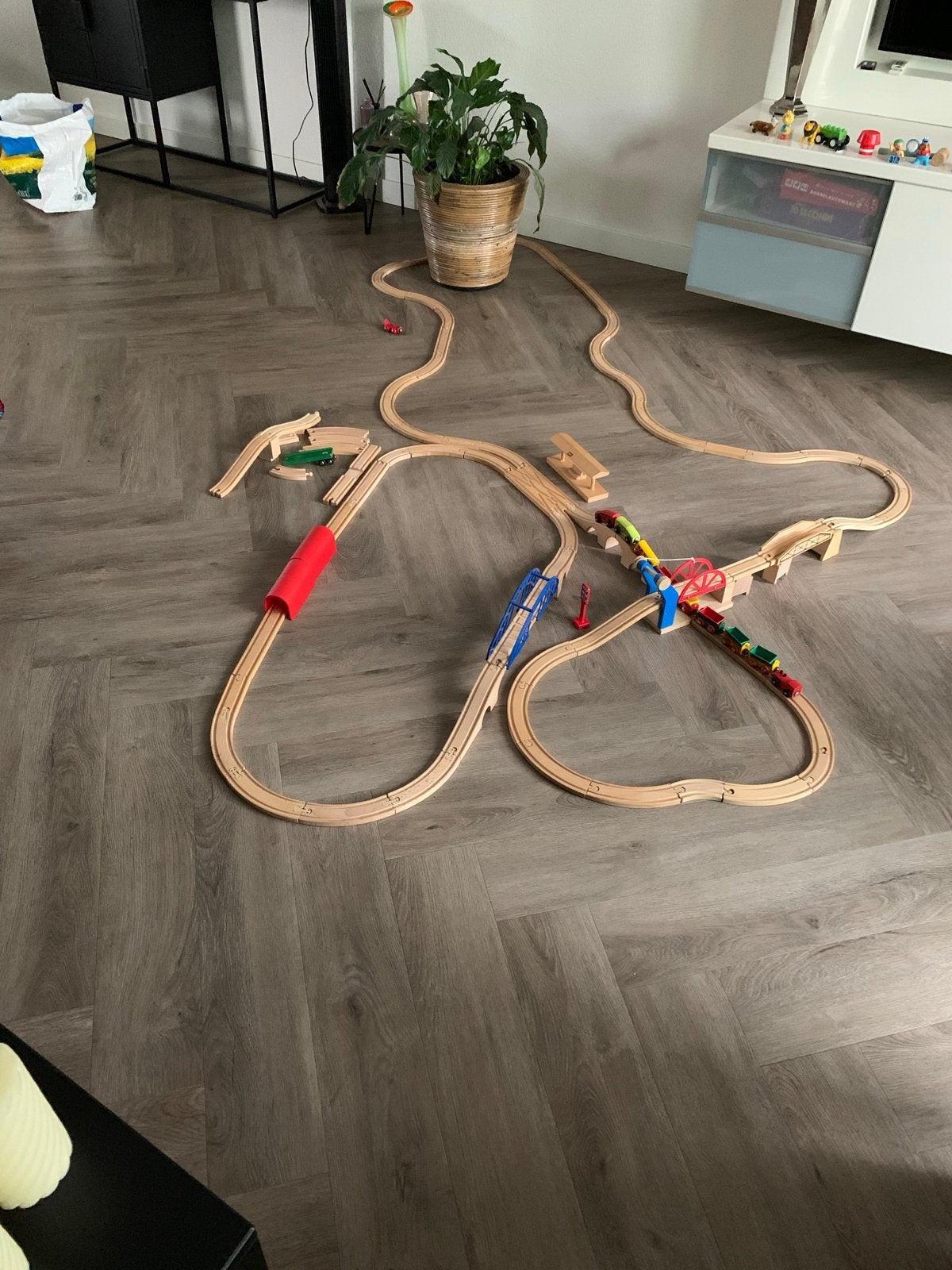 Grote houten treinbaan (88-delig) met treintjes en bruggen, Ophalen of Verzenden, Gebruikt, Overige typen