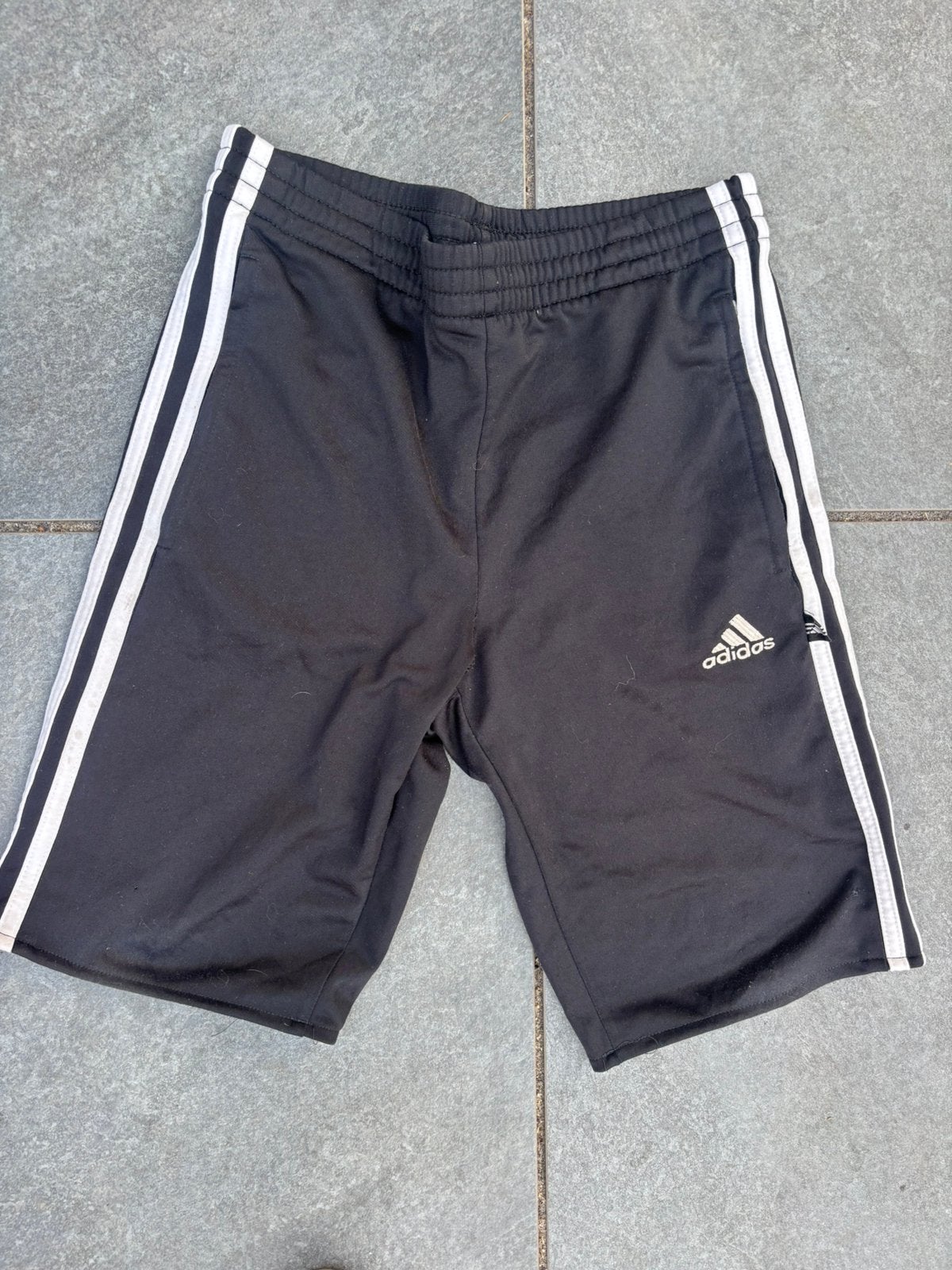 Adidas korte broek maat 140, Kinderen en Baby's, Kinderkleding | Maat 140, Ophalen of Verzenden, Zo goed als nieuw, Jongen, Broek