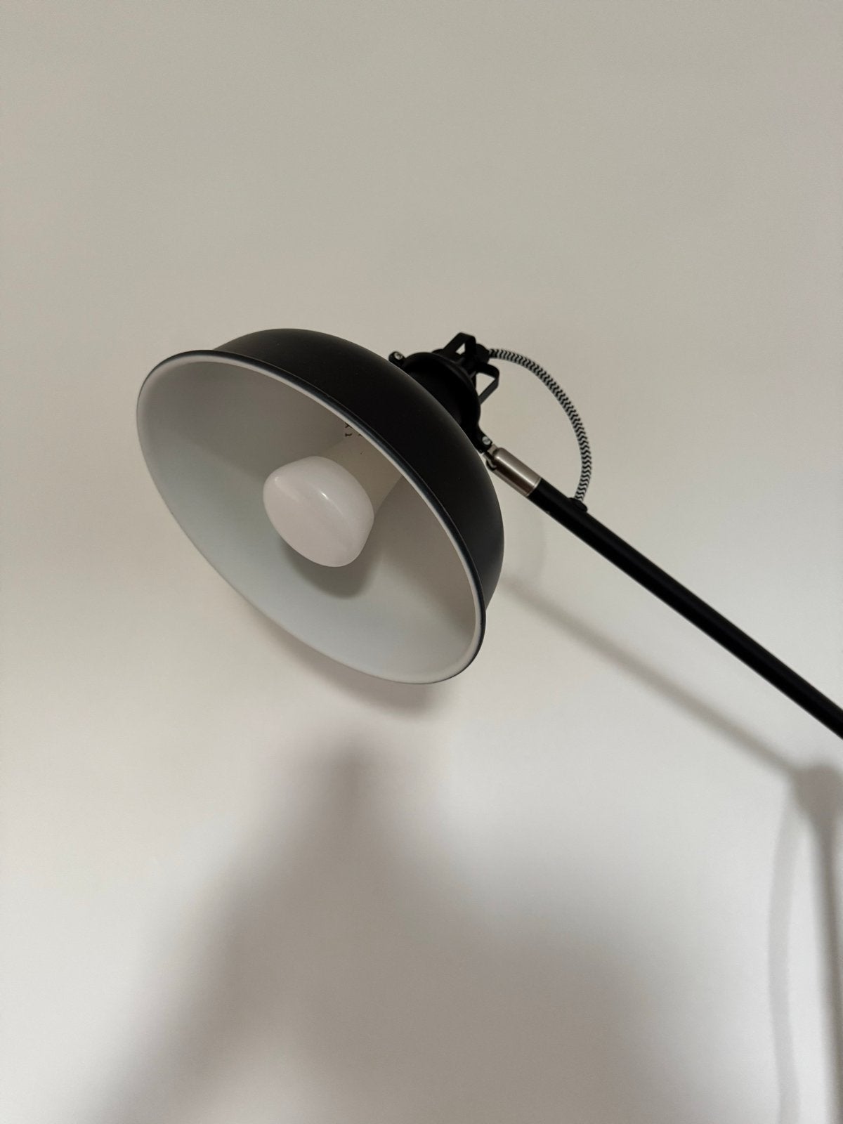 Ranarp Ikea: Zwarte staande lamp met verstelbare arm, Huis en Inrichting, Lampen | Vloerlampen, Ophalen, Gebruikt, E27 (groot)