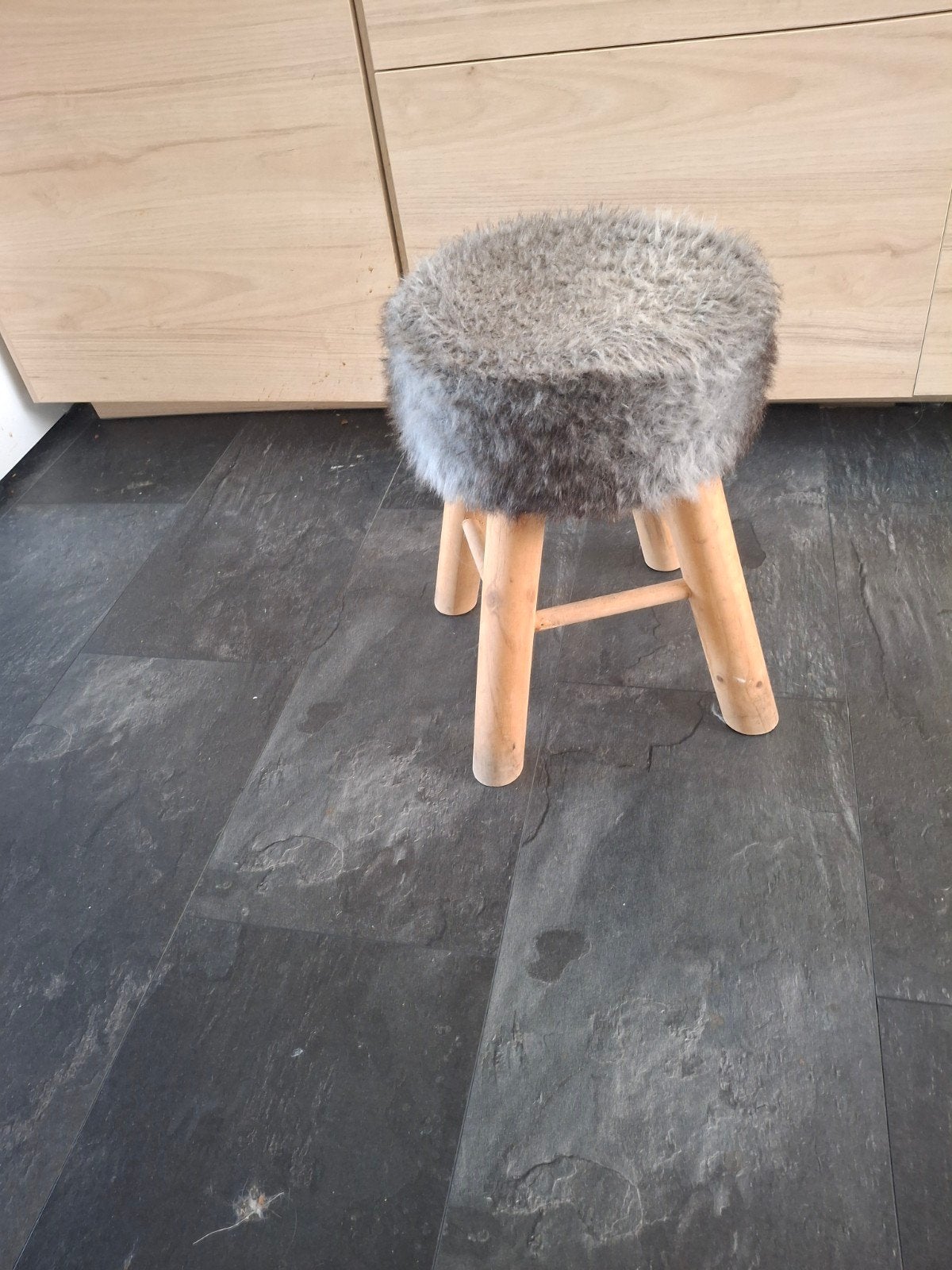 Leuk krukje met harige zitting, Huis en Inrichting, Krukjes, Ophalen, Gebruikt, Hout