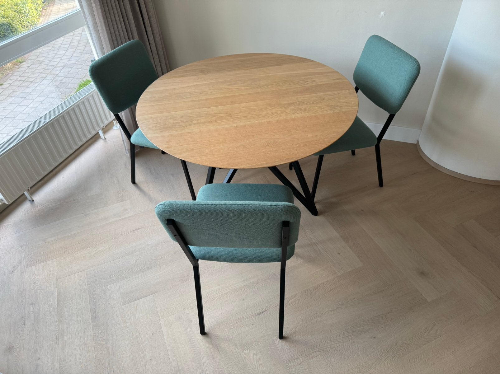 Studio Henk “Butterfly” eettafel + Henk eetstoelen (4), Ophalen, Zo goed als nieuw, Vier personen, 100 tot 150 cm
