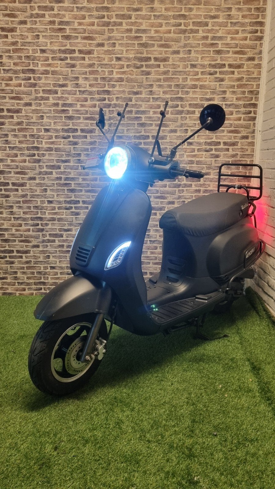 Zeer nette Berini snorscooter 4takt vespa look 2020!, Ophalen of Verzenden, Gebruikt, Benzine, Overige modellen