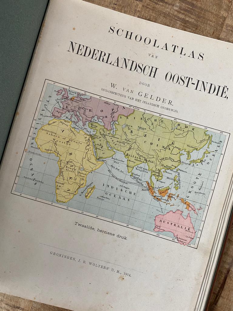 School atlas van Nederlandsch-Indië 1914 (van Gelder), Overige atlassen, Ophalen of Verzenden, Zo goed als nieuw, 1800 tot 2000