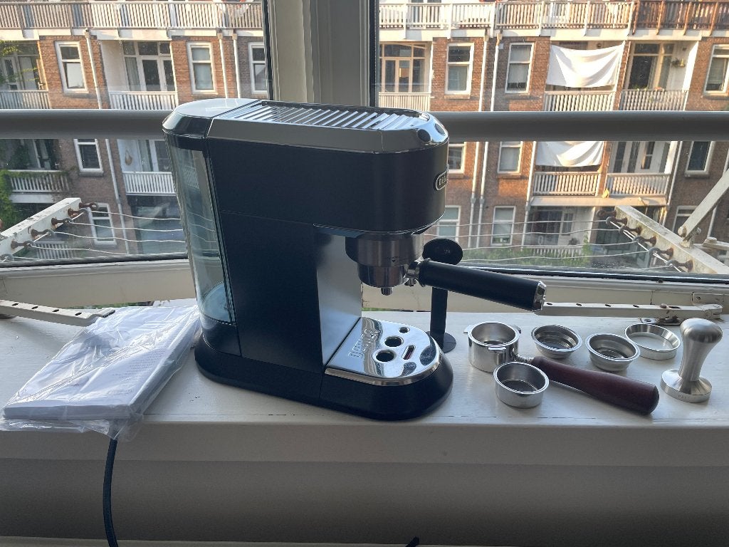 De'Longhi Dedica EC685.BK + Bottomless Portafilter, Ophalen, Afneembaar waterreservoir, Espresso apparaat, Zo goed als nieuw