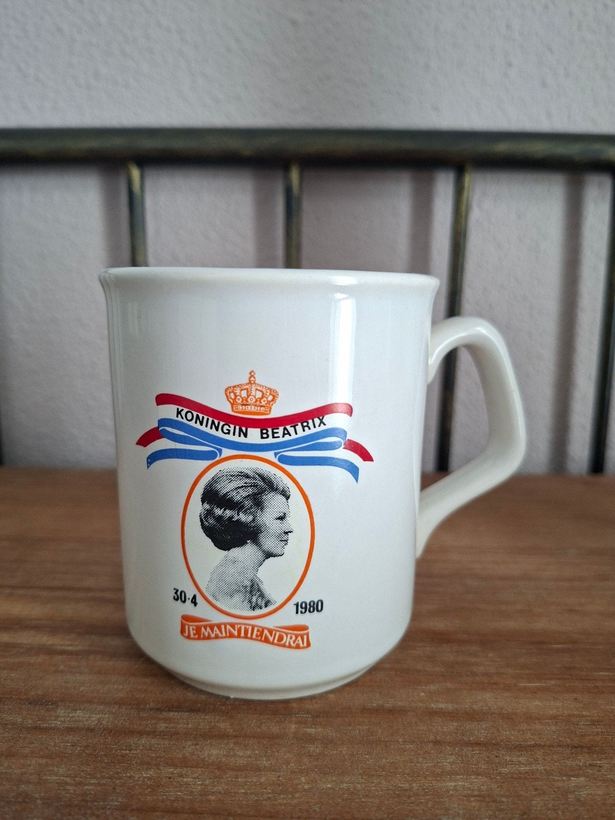 Mok koningin Beatrix 1980, Ophalen of Verzenden, Zo goed als nieuw, Servies