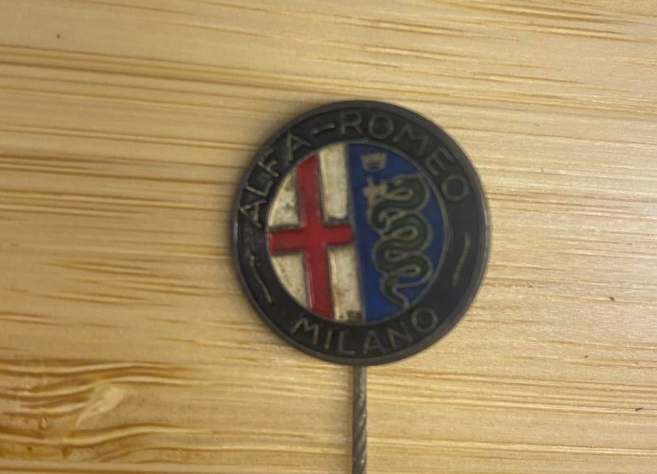 Alfa Romeo milano pin, Ophalen of Verzenden, Gebruikt, Overige onderwerpen, Speldje of Pin
