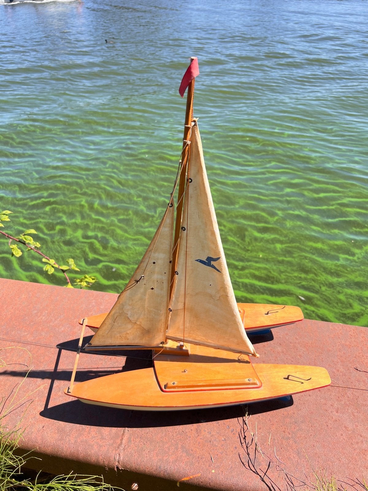 Antieke houten speelgoed boot - Zeilboot catamaran, Ophalen of Verzenden