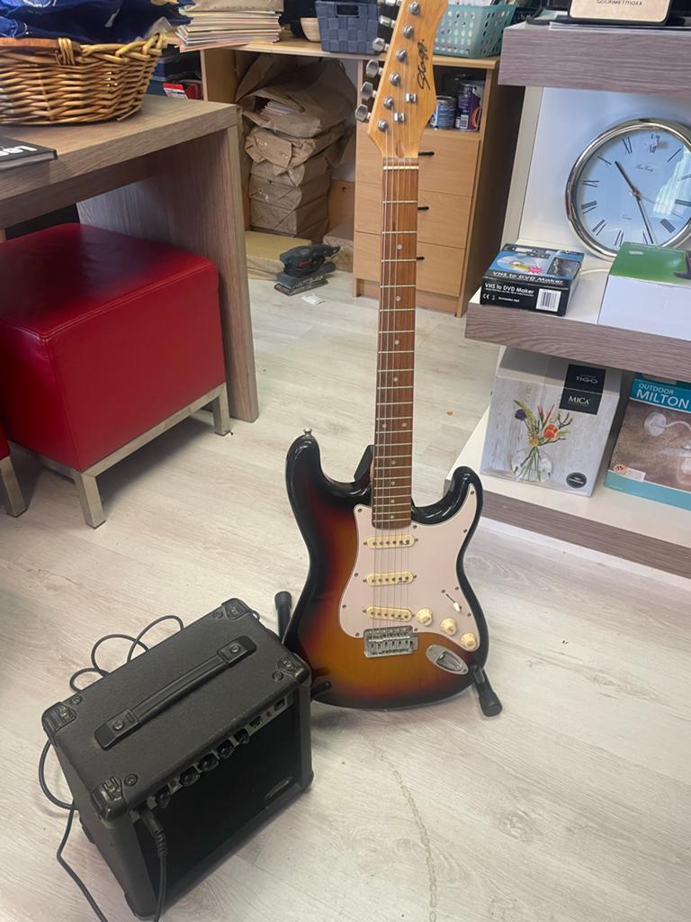 Stagg elektrische gitaar met versterker, Muziek en Instrumenten, Snaarinstrumenten | Gitaren | Elektrisch, Gebruikt, Solid body
