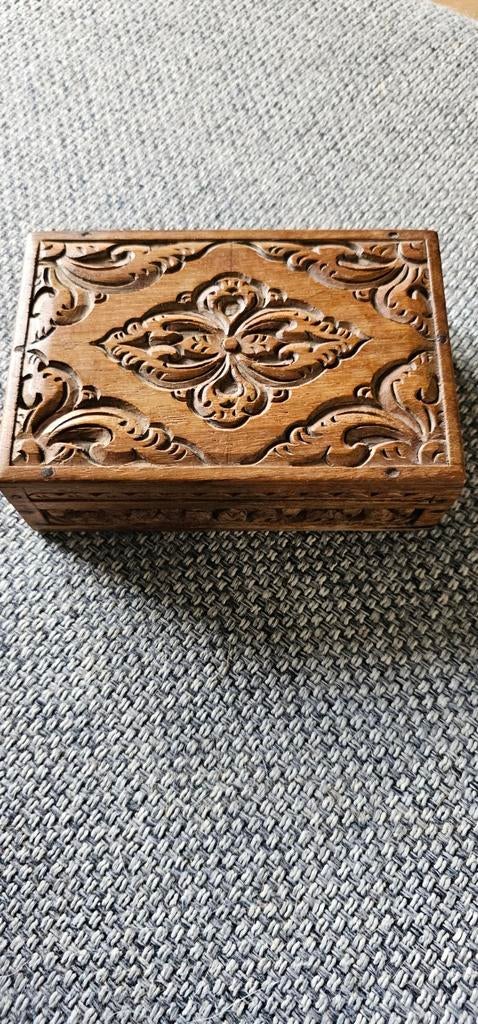 Houten doosje met houtsnijwerk, Antiek en Kunst, Kunst | Beelden en Houtsnijwerken, Ophalen of Verzenden, Hout, Houtsnijwerk