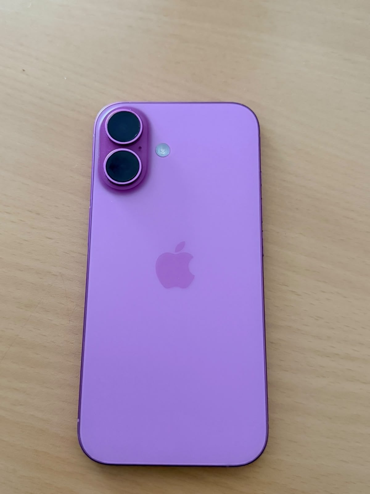 Apple iPhone 16 roze - Zo goed als nieuw mei 2025 gekocht.