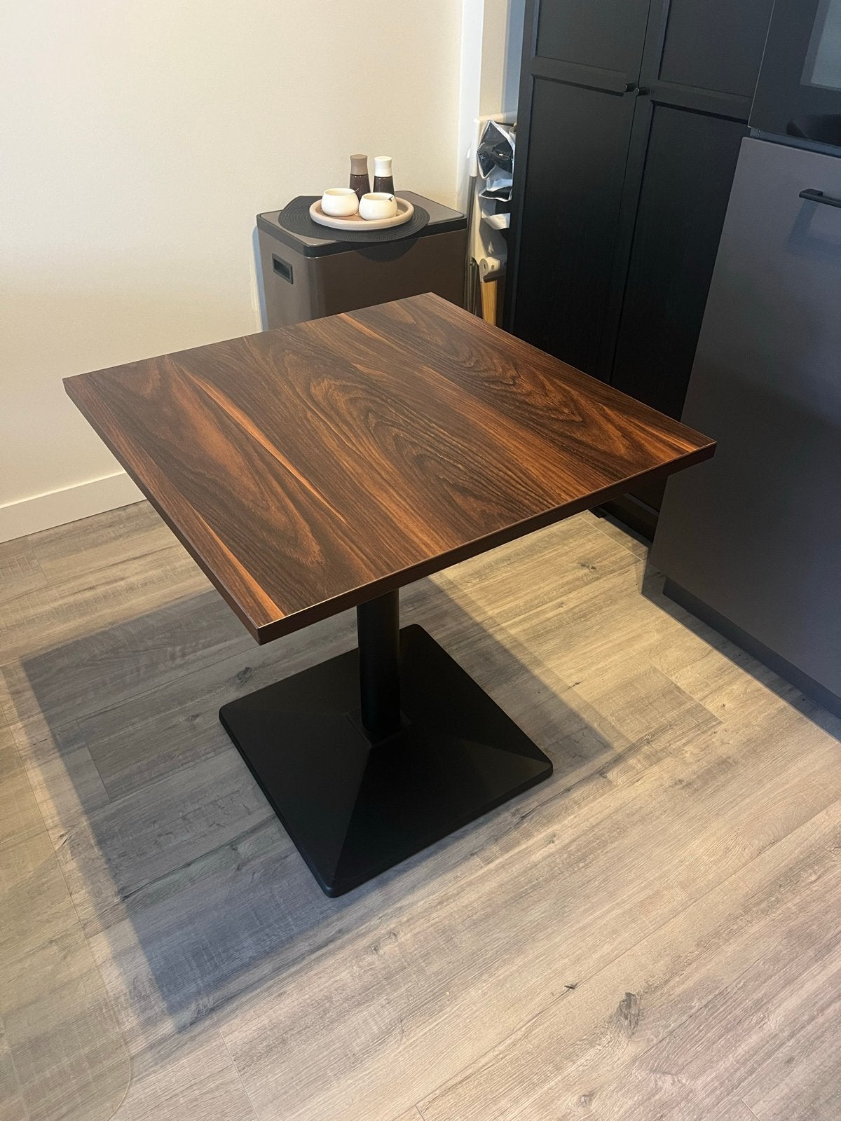 Stijlvolle vierkante eettafel met donker houten blad, Huis en Inrichting, Tafels | Eettafels, Ophalen, Vierkant, Tot twee personen