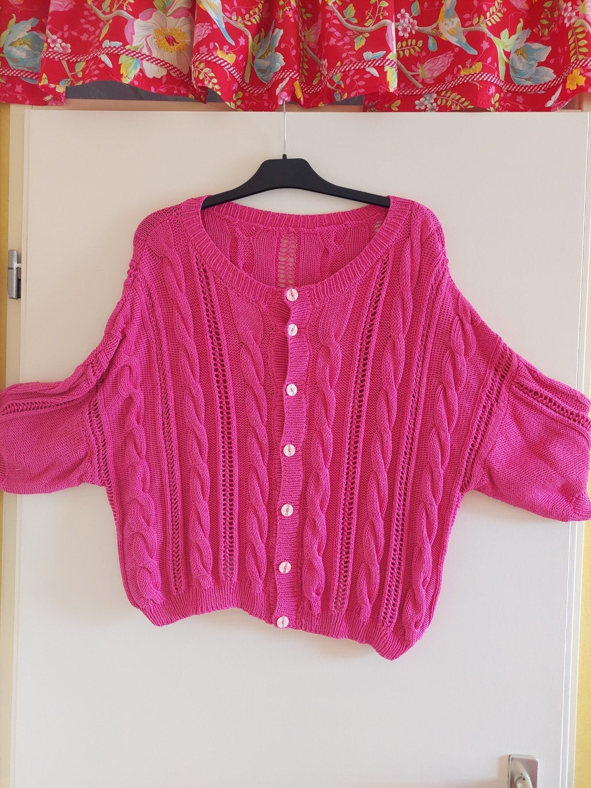 Nieuwe roze gebreide vest met knopen, Kleding | Dames, Truien en Vesten, Ophalen of Verzenden, Nieuw, Maat 42/44 (L), Roze