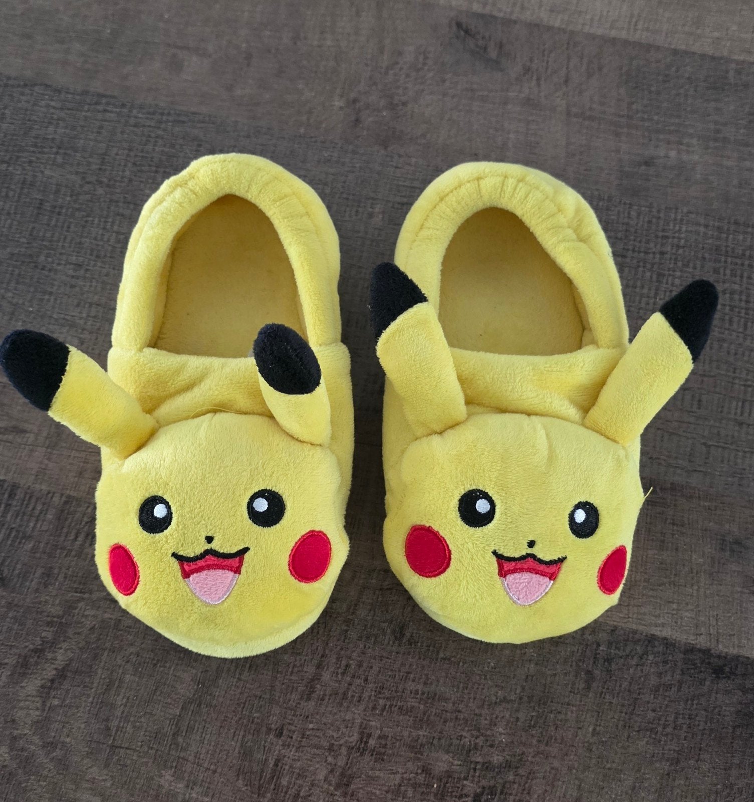 Pikachu sloffen maat 33/34, Ophalen of Verzenden, Zo goed als nieuw, Jongetje of Meisje, Slofjes