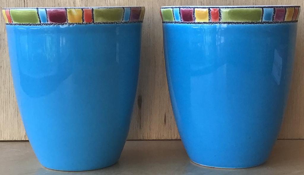 Twee blauwe bekers Artesa Fiësta uit Ecuador - ZGAN, Ophalen of Verzenden, Zo goed als nieuw, Overige stijlen, Kop(pen) en/of Schotel(s)