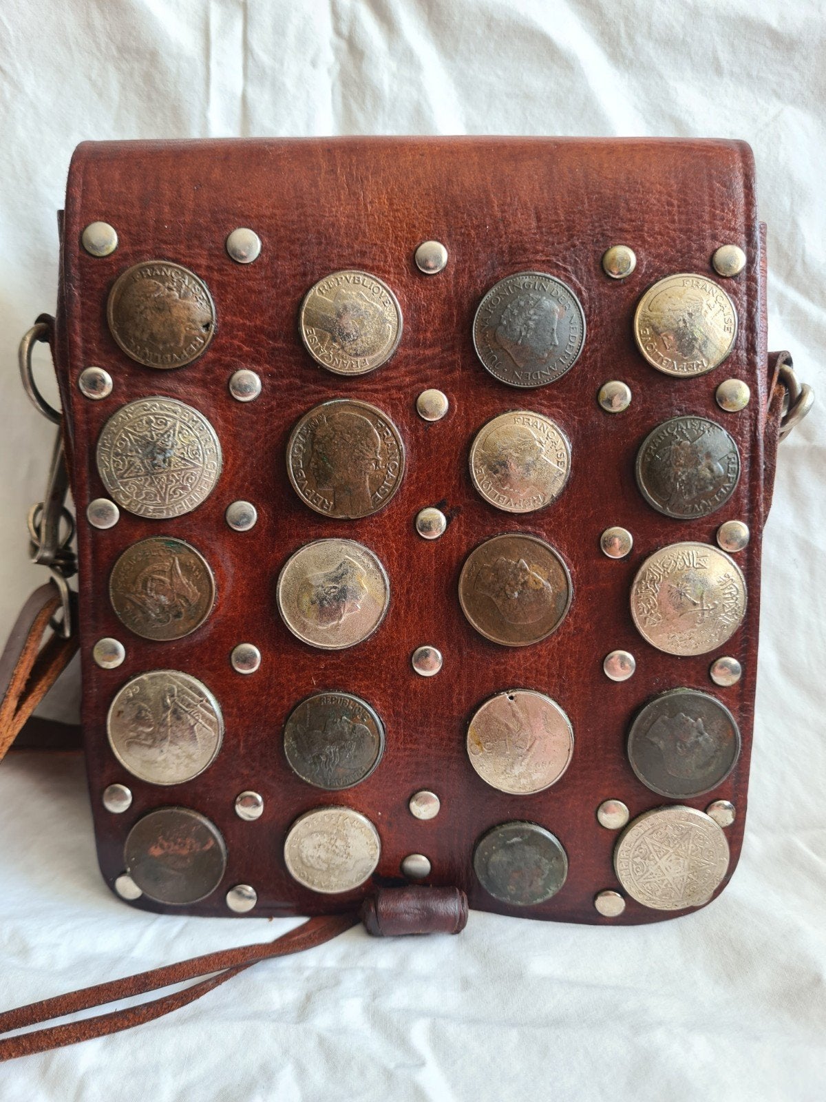 Vintage Marokkaanse Lederen Schoudertas met Munten, Sieraden, Tassen en Uiterlijk, Ophalen of Verzenden, Gebruikt, Bruin, Schoudertasje