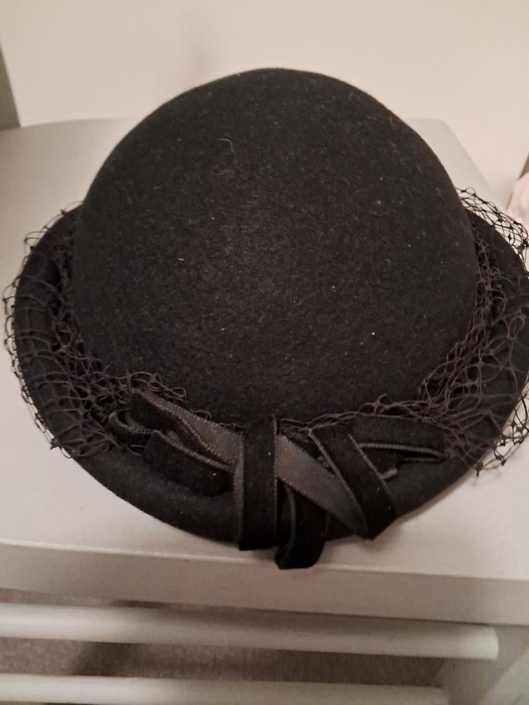Elegante zwarte hoed met sluier en broche, Ophalen of Verzenden, Zo goed als nieuw, One size fits all, Hoed