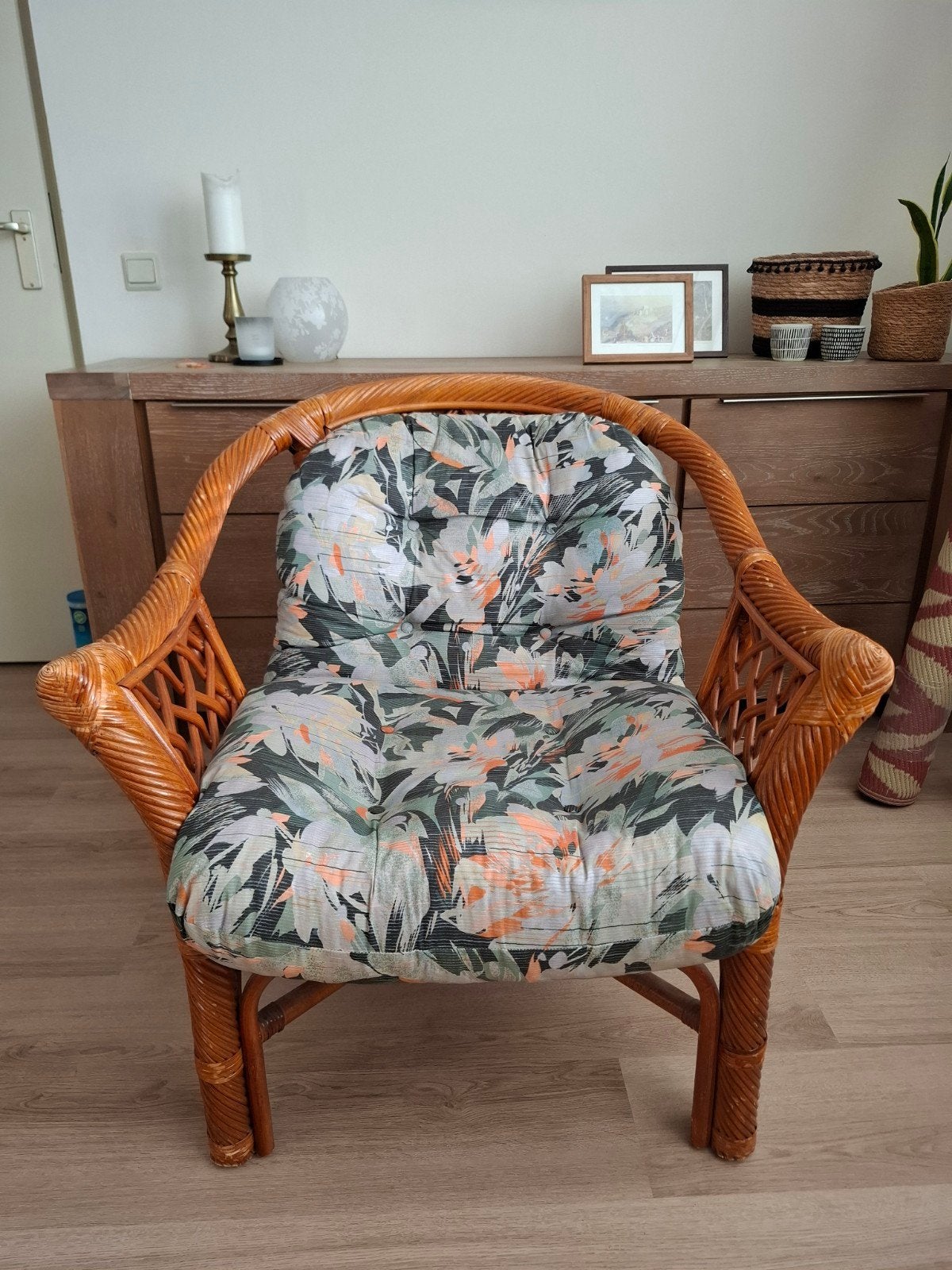 Rotan stoel met bloemenkussen, Gebruikt, Overige kleuren, Stof, Eén