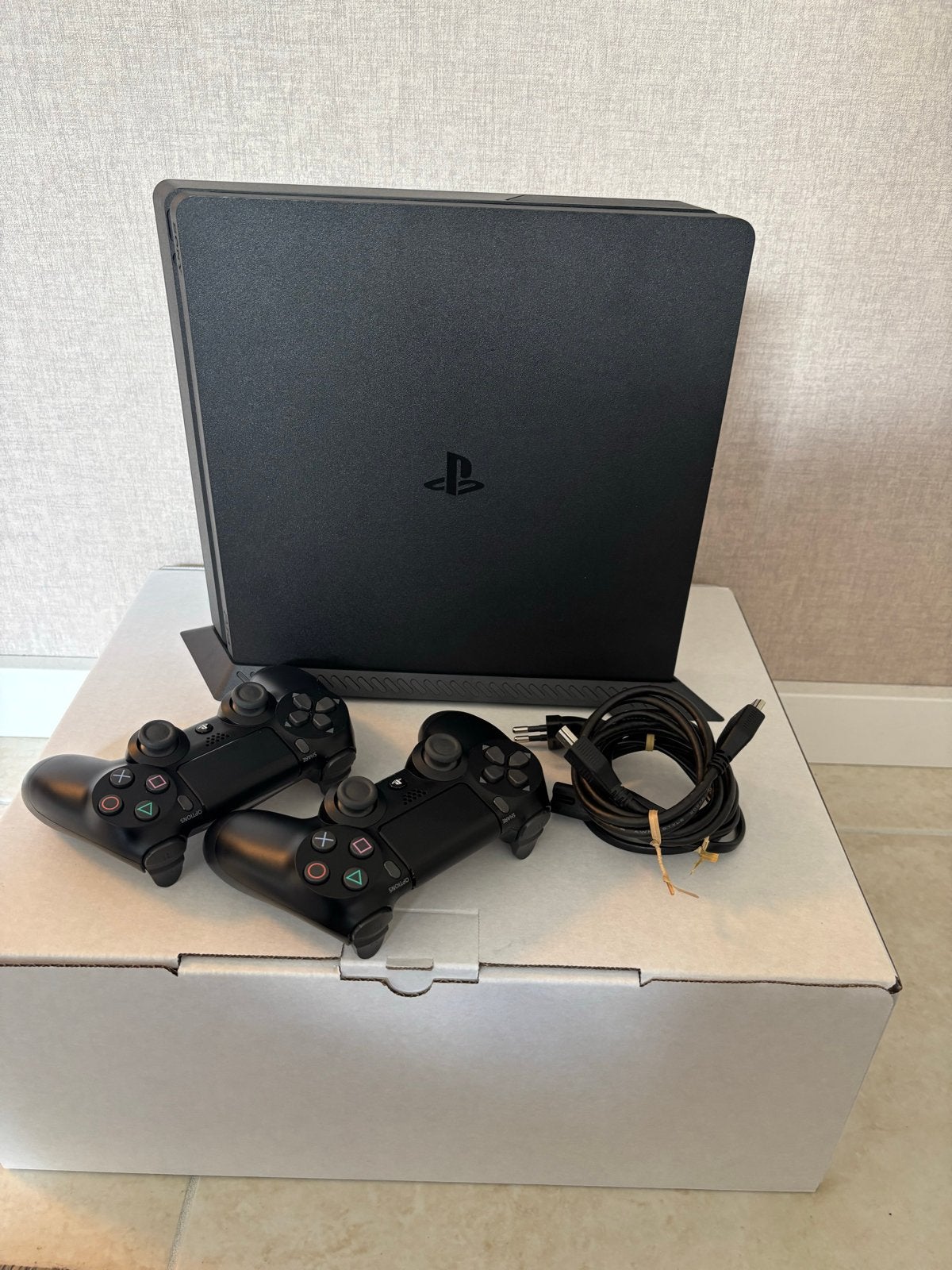 Sony PlayStation 4 Slim met 2 controllers, Spelcomputers en Games, Spelcomputers | Sony PlayStation 4, Ophalen, 500 GB, Met 2 controllers