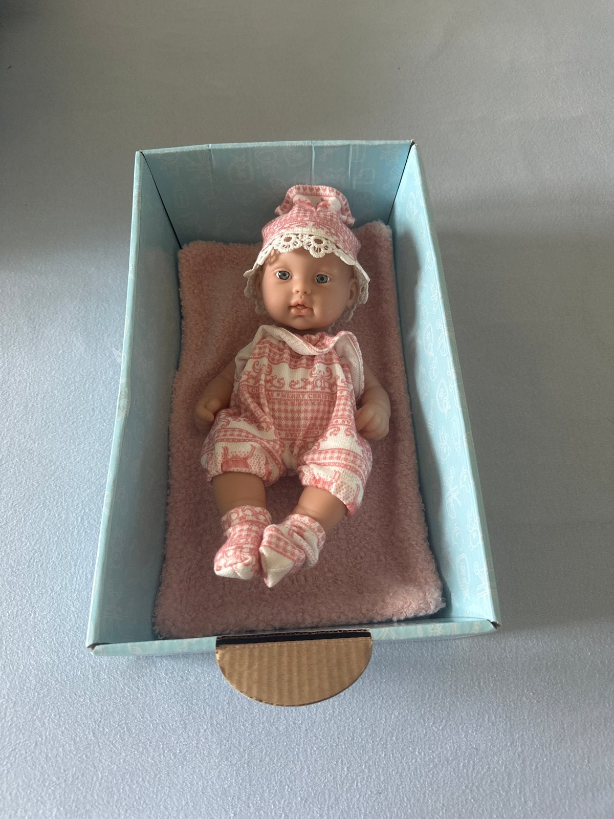 Schattige babypop in roze outfit en doos, Ophalen of Verzenden, Zo goed als nieuw, Babypop