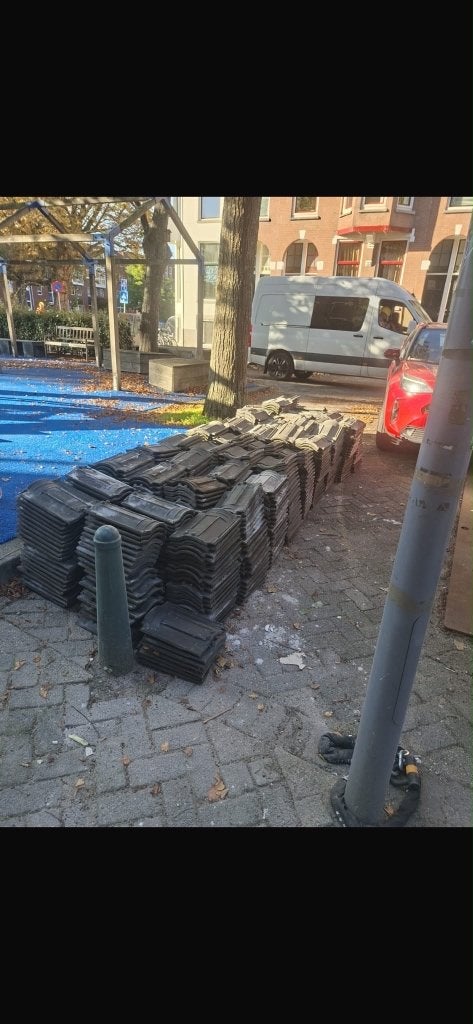 800 Dakpannen in prima staat, Doe-het-zelf en Verbouw, Ophalen, Steen of Klei, Zwart, Zo goed als nieuw