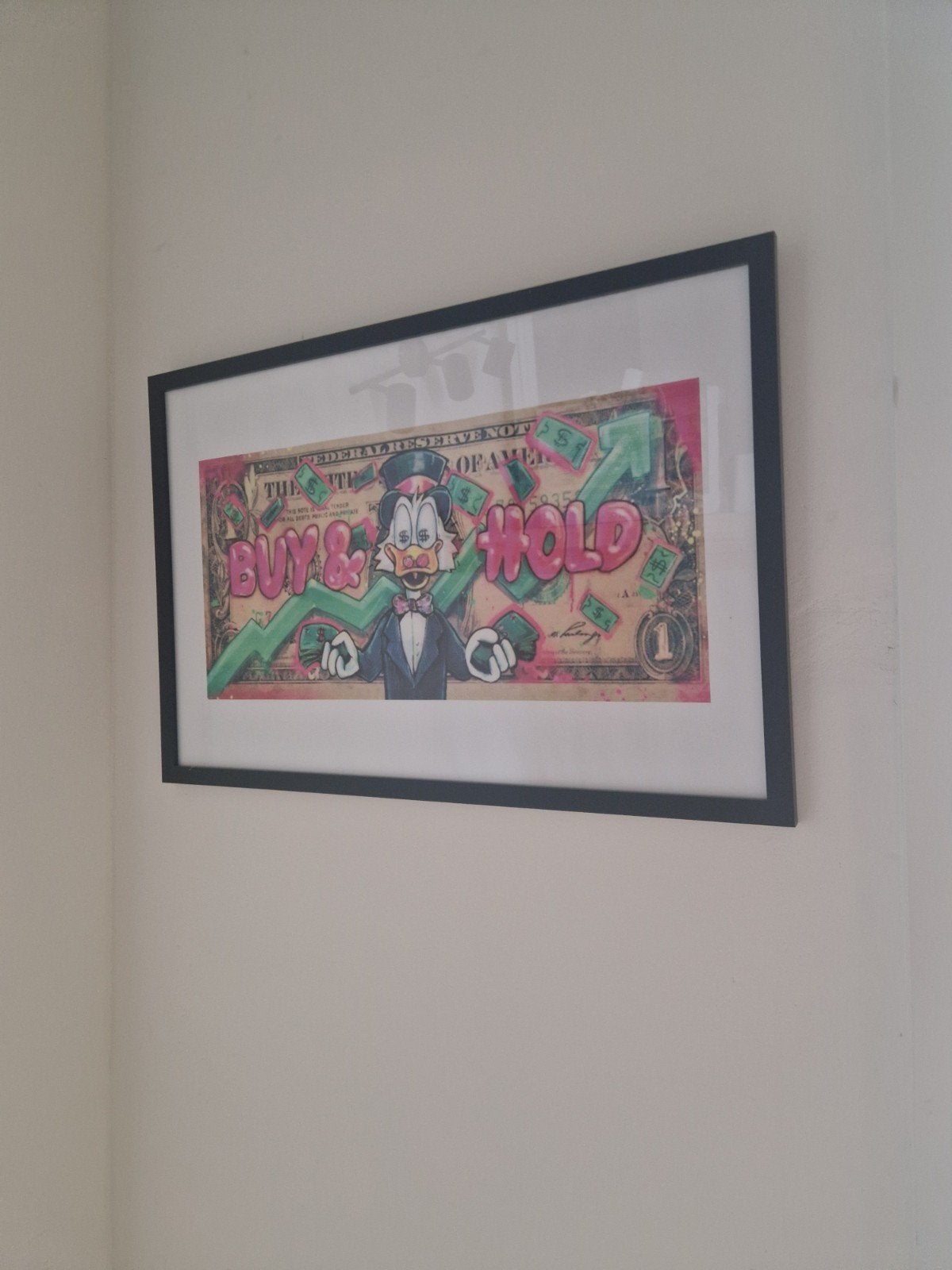 Ingelijste kunstprint: 'Buy & Hold' met Dagobert Duck, Ophalen of Verzenden