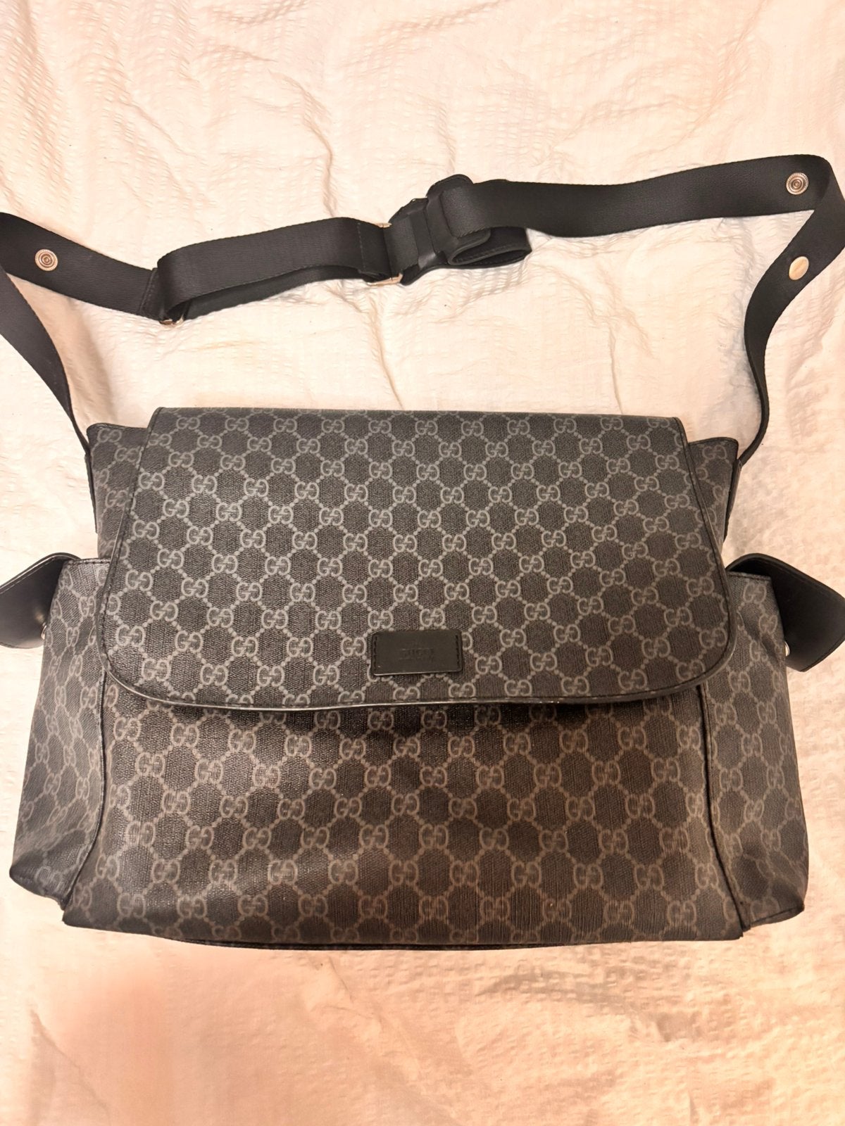 Gucci luiertas, Ophalen, Zo goed als nieuw