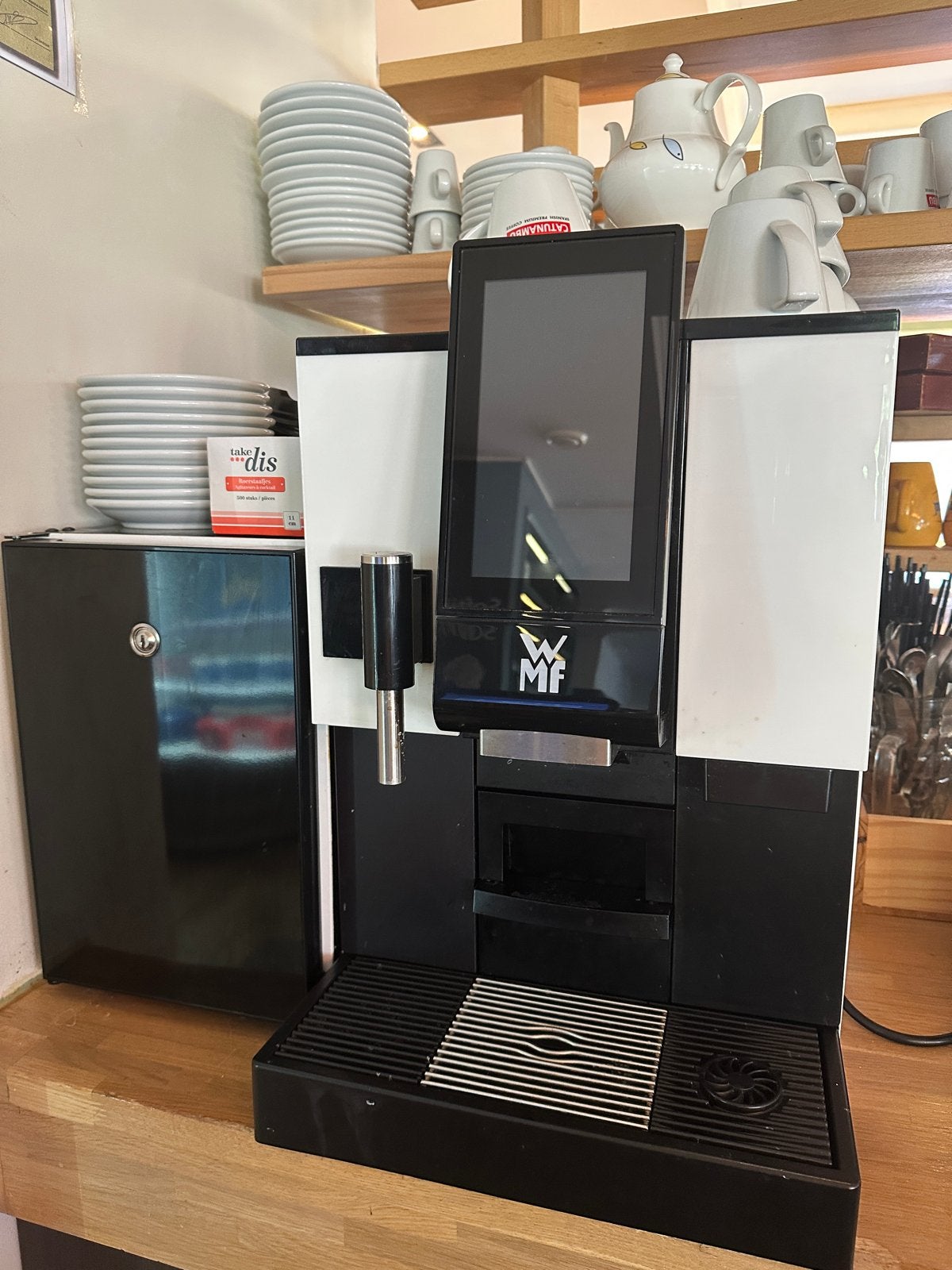 WMF Koffiemachine met Melkkoeler - Zo goed als nieuw, Ophalen, Afneembaar waterreservoir, 10 kopjes of meer, Koffiemachine