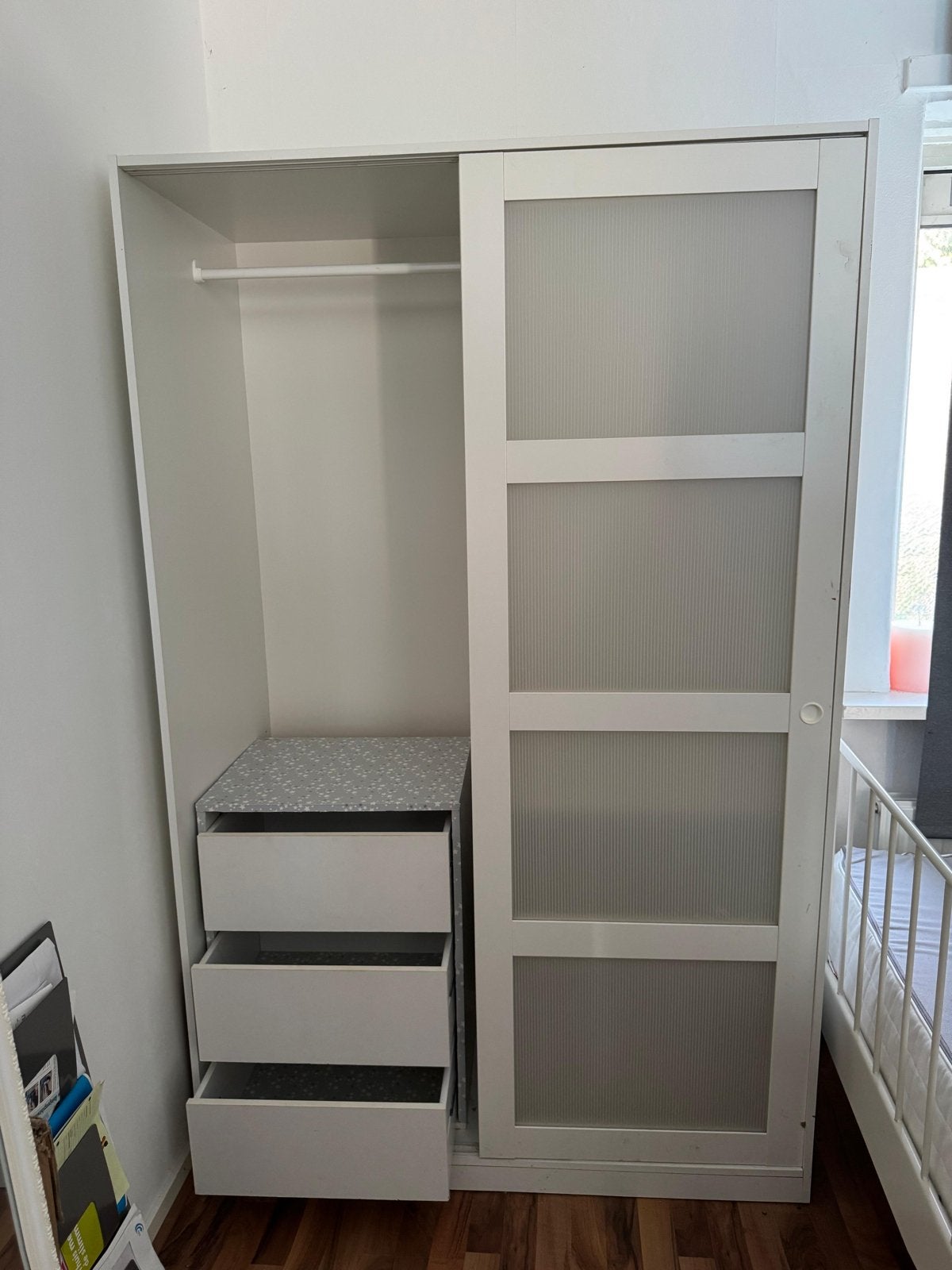 Witte kledingkast met schuifdeuren en lades, Ophalen, Gebruikt, 100 tot 150 cm, Met lade(s)