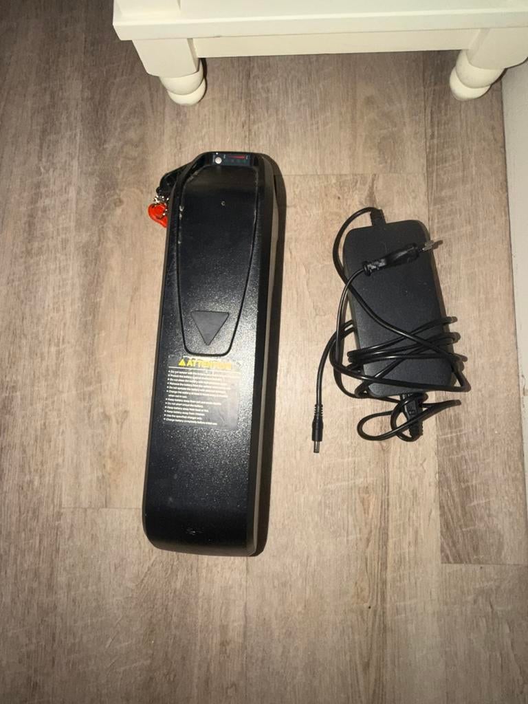 Electric bicycle battery and charger, Ophalen, Zo goed als nieuw