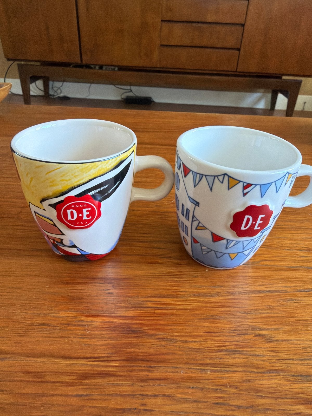 2 Douwe Egberts Senseo kopjes: Royal Raja en Huisjes, Huis en Inrichting, Gebruikt, Overige merken, Keramiek, Ophalen of Verzenden