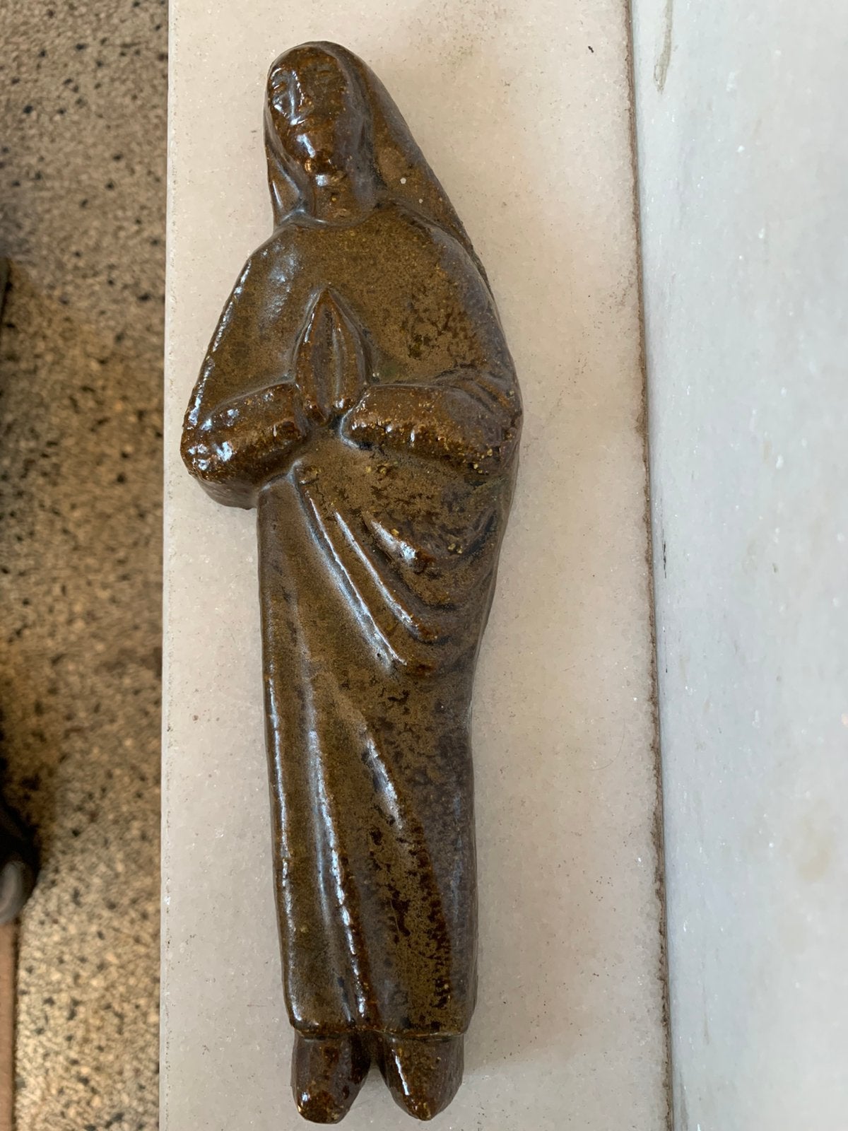 Maria gevouwen handjes/ geglazuurd terra cotta/ hang., Ophalen of Verzenden
