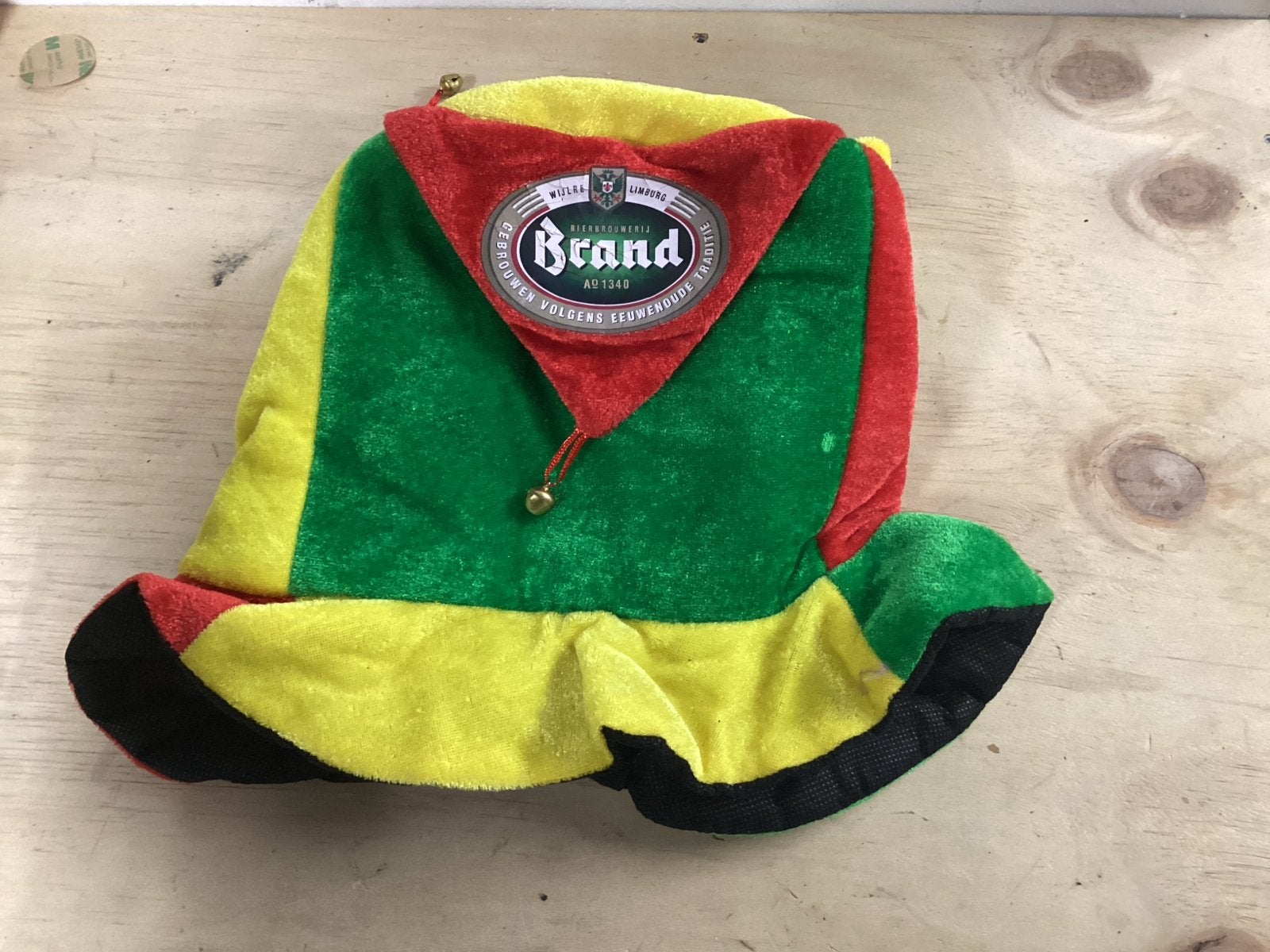 Brand Bier Carnaval Muts rood Geel, Groen vasteloavend, Carnaval, Verzenden, Maat 46/48 (XL) of groter, Accessoires